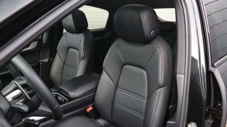 For Sale: Porsche Cayenne Coupé E-Hybrid SportDesign 2025 – Chromite Black Metallic, Black Leather Interior, 470 HP Hybrid, 10,378 km