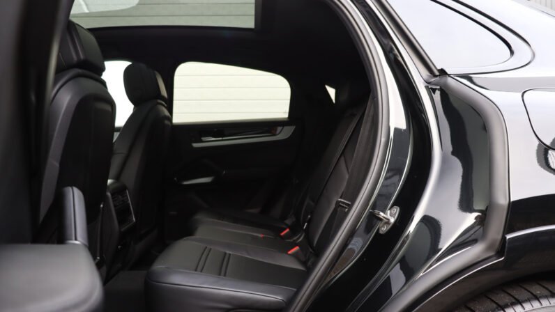 For Sale: Porsche Cayenne Coupé E-Hybrid SportDesign 2025 – Chromite Black Metallic, Black Leather Interior, 470 HP Hybrid, 10,378 km