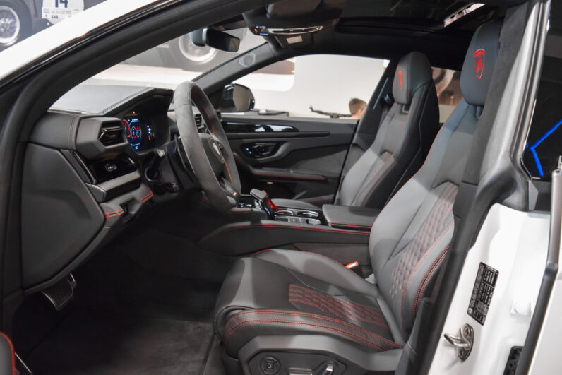 Lamborghini Urus SE · Bianco Moncerus · 23″ Galanthus · High Spec SUV