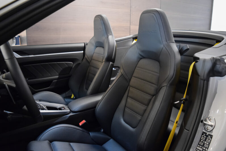 Porsche 911 Turbo S Cabriolet · Crayon · SportDesign · High Spec Convertible